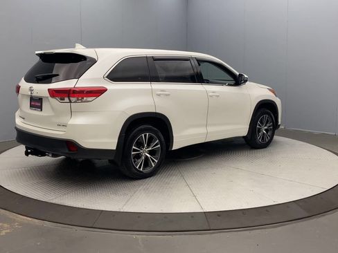 Used 2018 Toyota Highlander Plus AWD/4WD image 5