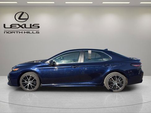Used 2022 Toyota Camry SE image 9