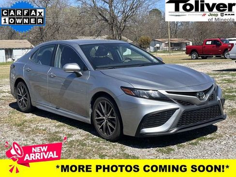 Used 2024 Toyota Camry SE image 1