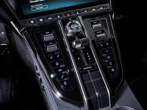 Used 2025 Aston Martin V8 Vantage Coupe RWD image 30