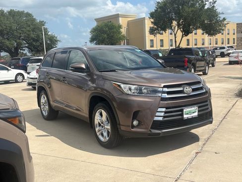 Used 2017 Toyota Highlander Limited AWD/4WD image 5