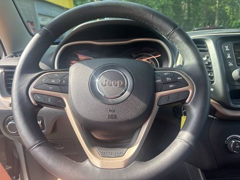 Used 2021 Jeep Grand Cherokee Laredo RWD image 11