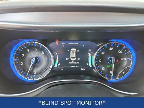 Used 2025 Chrysler Pacifica Limited image 10