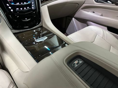 Used 2019 Cadillac Escalade Luxury AWD/4WD image 44