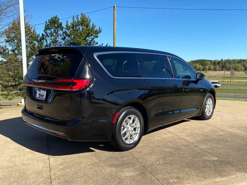 Used 2025 Chrysler Pacifica Select image 6