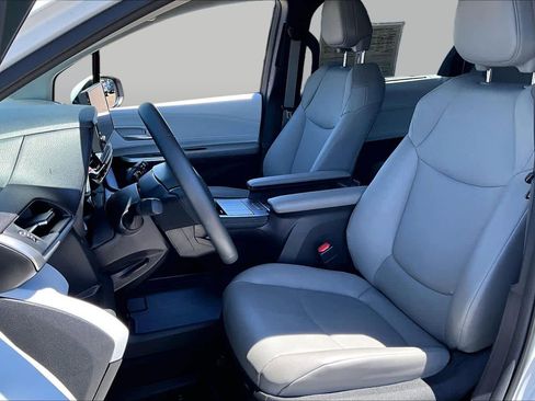 Used 2025 Toyota Sienna XLE AWD/4WD image 7