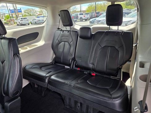 Used 2023 Chrysler Pacifica Touring-L FWD image 17