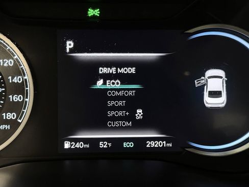 Used 2025 Genesis G70 2.5T image 9