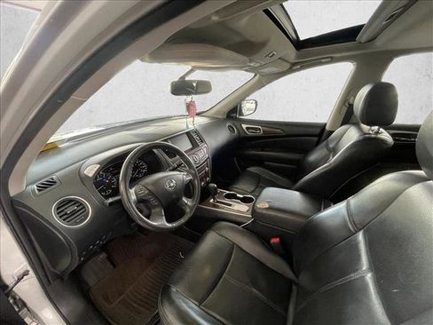 Used 2017 Nissan Pathfinder Platinum image 10