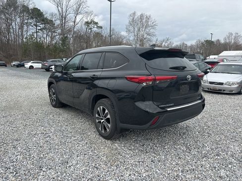 Used 2022 Toyota Highlander XLE image 3