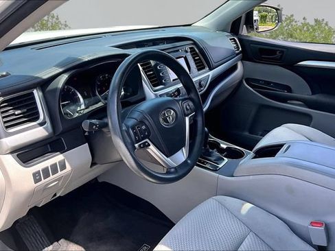 Used 2015 Toyota Highlander LE AWD/4WD image 12