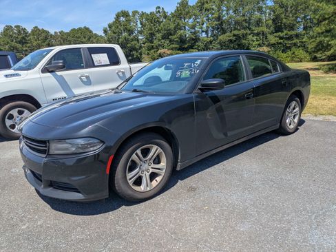 Used 2020 Dodge Charger SXT RWD image 2