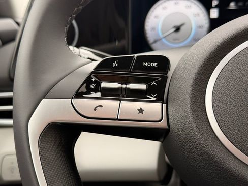 New 2025 Hyundai Elantra Limited FWD image 18