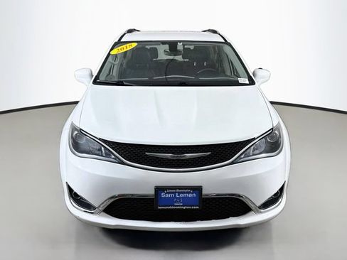 Used 2018 Chrysler Pacifica Touring-L w/ Premium Audio Group FWD image 2