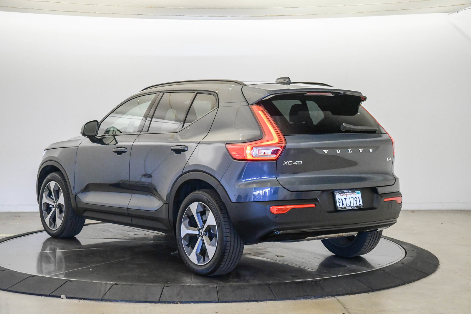 Used 2026 Volvo XC40 B4 Plus w/ Climate Package FWD image 2