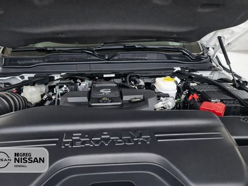Used 2022 RAM 2500 Tradesman w/ Chrome Appearance Group AWD/4WD image 9