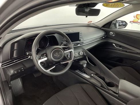 Used 2023 Hyundai Elantra SE w/ Preferred Accessory Package image 20
