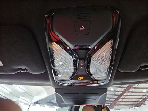 Used 2025 BMW X7 M60i image 37