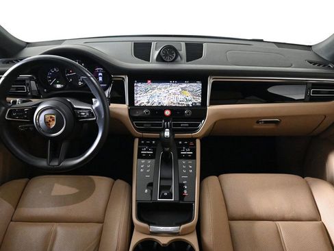 Certified 2024 Porsche Macan image 12