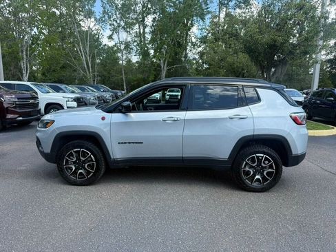 Used 2025 Jeep Compass Trailhawk AWD/4WD image 2