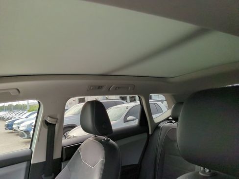 Used 2023 Volkswagen Taos SE w/ Panoramic Sunroof Package FWD image 10