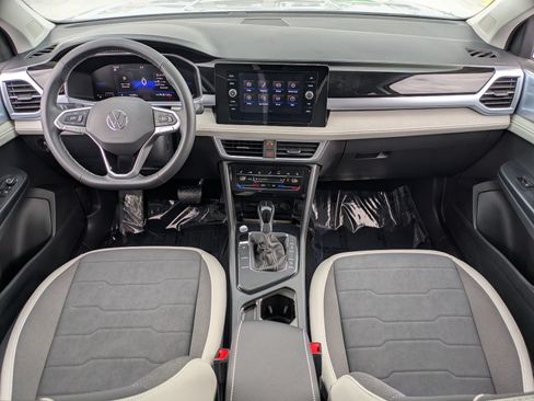 Used 2025 Volkswagen Taos SE w/ Panoramic Sunroof Package FWD image 7