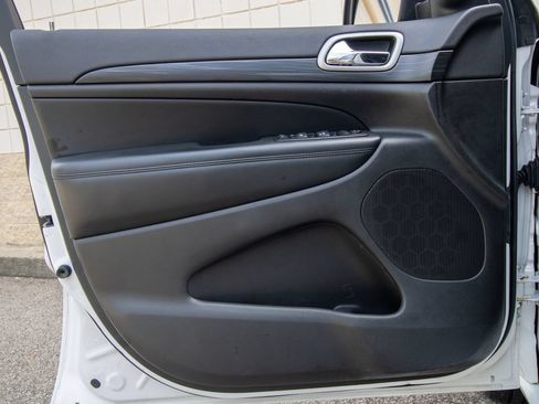 Used 2020 Jeep Grand Cherokee Altitude RWD image 10