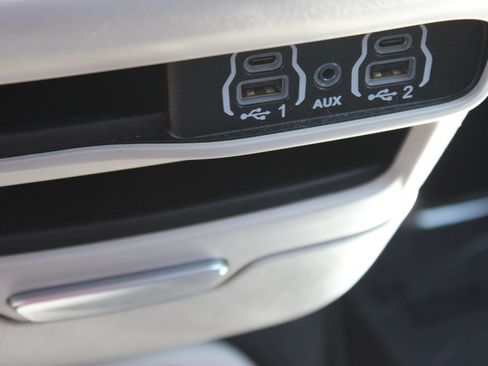 Used 2023 Chrysler Voyager LX FWD image 18