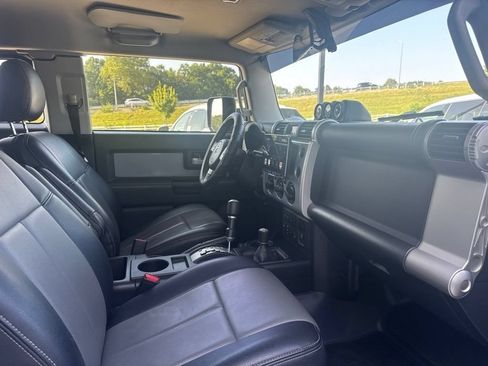 Used 2014 Toyota FJ Cruiser 4WD w/ Upgrade Package image 18