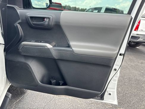 Used 2021 Toyota Tacoma SR5 AWD/4WD image 15