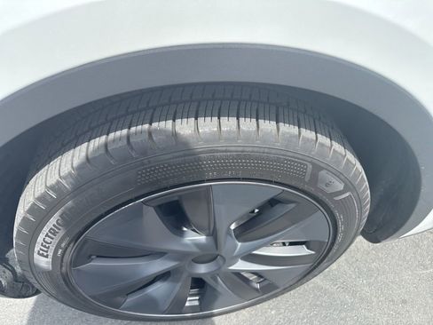 Used 2024 Tesla Model Y Long Range image 42