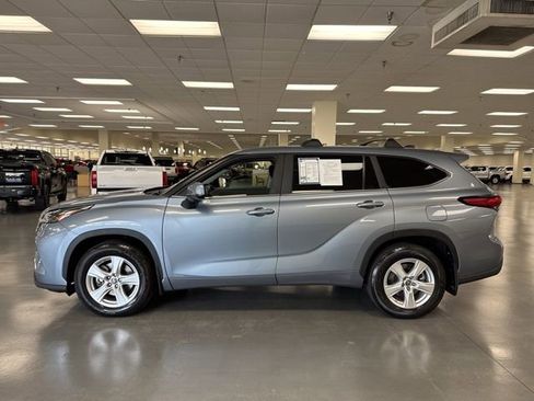 Used 2023 Toyota Highlander LE image 4