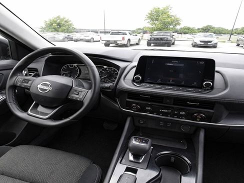Used 2025 Nissan Rogue SV FWD image 10