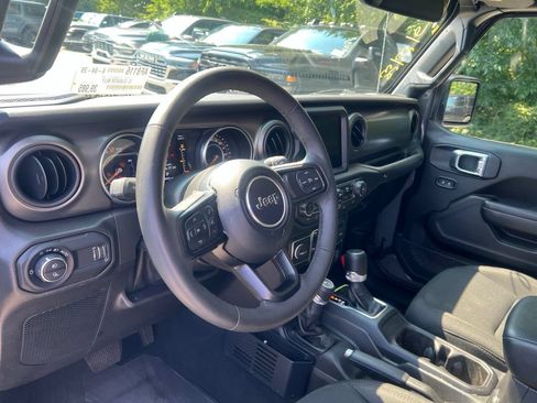 Used 2023 Jeep Gladiator Sport AWD/4WD image 19