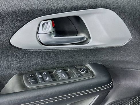 Used 2019 Chrysler Pacifica Touring Plus w/ S Appearance Package FWD image 18