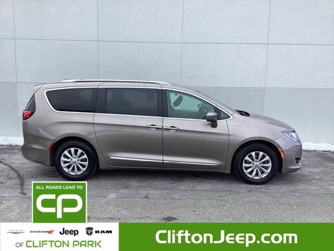 Certified 2018 Chrysler Pacifica Touring-L Plus image 5