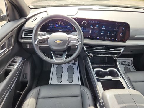 Used 2025 Chevrolet Traverse LT image 35