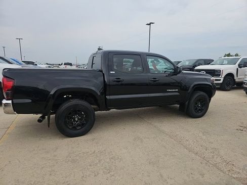Used 2019 Toyota Tacoma SR5 AWD/4WD image 4