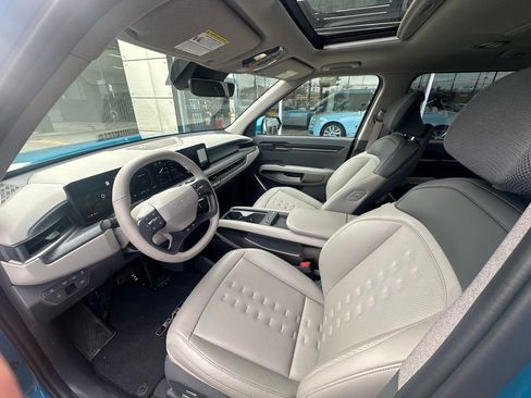 Used 2025 Kia EV9 Wind image 15