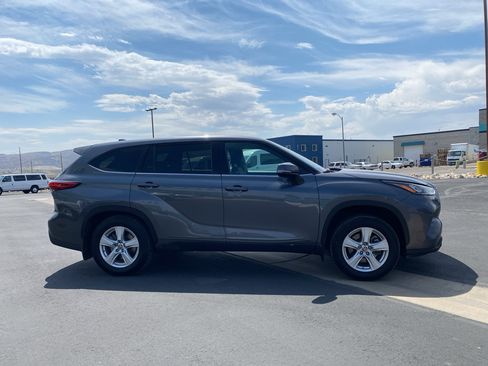 Used 2020 Toyota Highlander LE AWD/4WD image 19