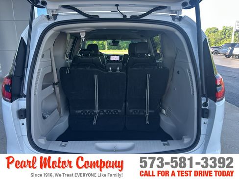 Used 2024 Chrysler Pacifica Touring-L FWD image 21