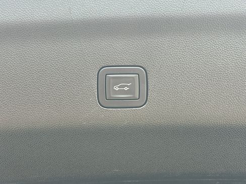 Used 2025 Chevrolet Suburban Z71 AWD/4WD image 39