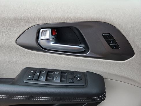 Used 2024 Chrysler Pacifica Touring-L FWD image 17