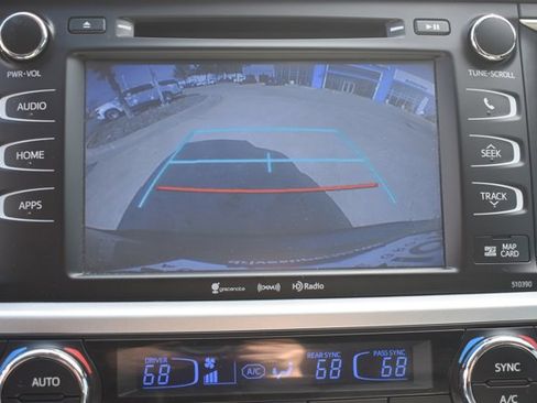 Used 2019 Toyota Highlander XLE image 28