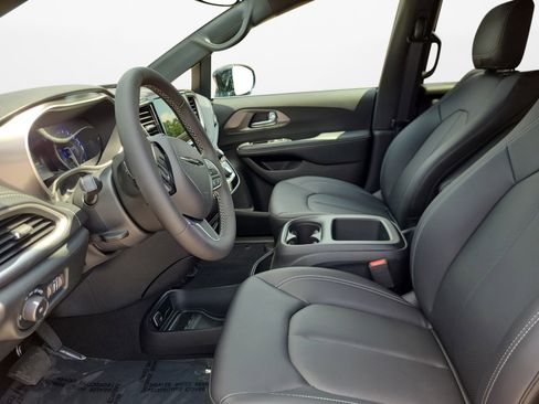 New 2025 Chrysler Pacifica Select image 9