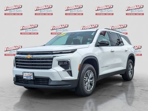 Used 2025 Chevrolet Traverse LT w/ LPO, Floor Liner Package FWD image 1