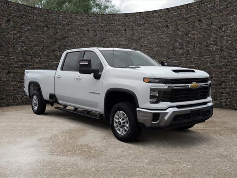 Used 2024 Chevrolet Silverado 2500 LT image 2