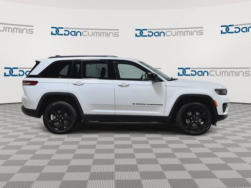 Used 2023 Jeep Grand Cherokee Altitude AWD/4WD image 9