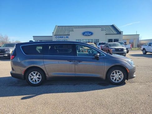 Used 2023 Chrysler Voyager LX image 22