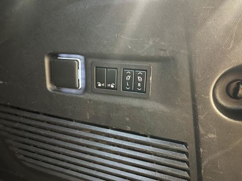 Used 2023 GMC Yukon XL Denali AWD/4WD image 34